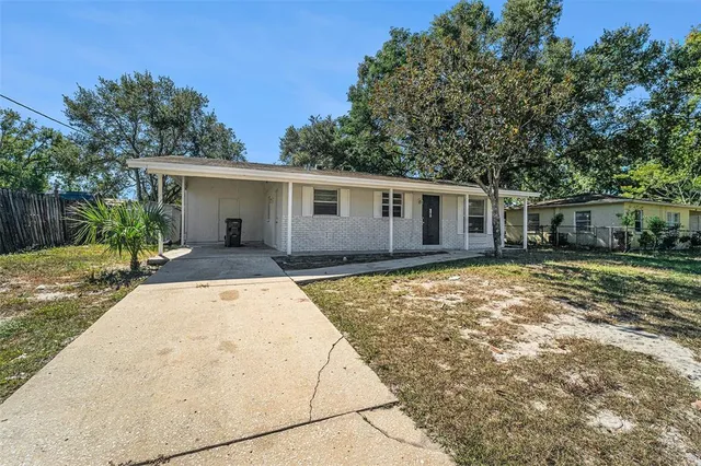 a view of a house with a backyard