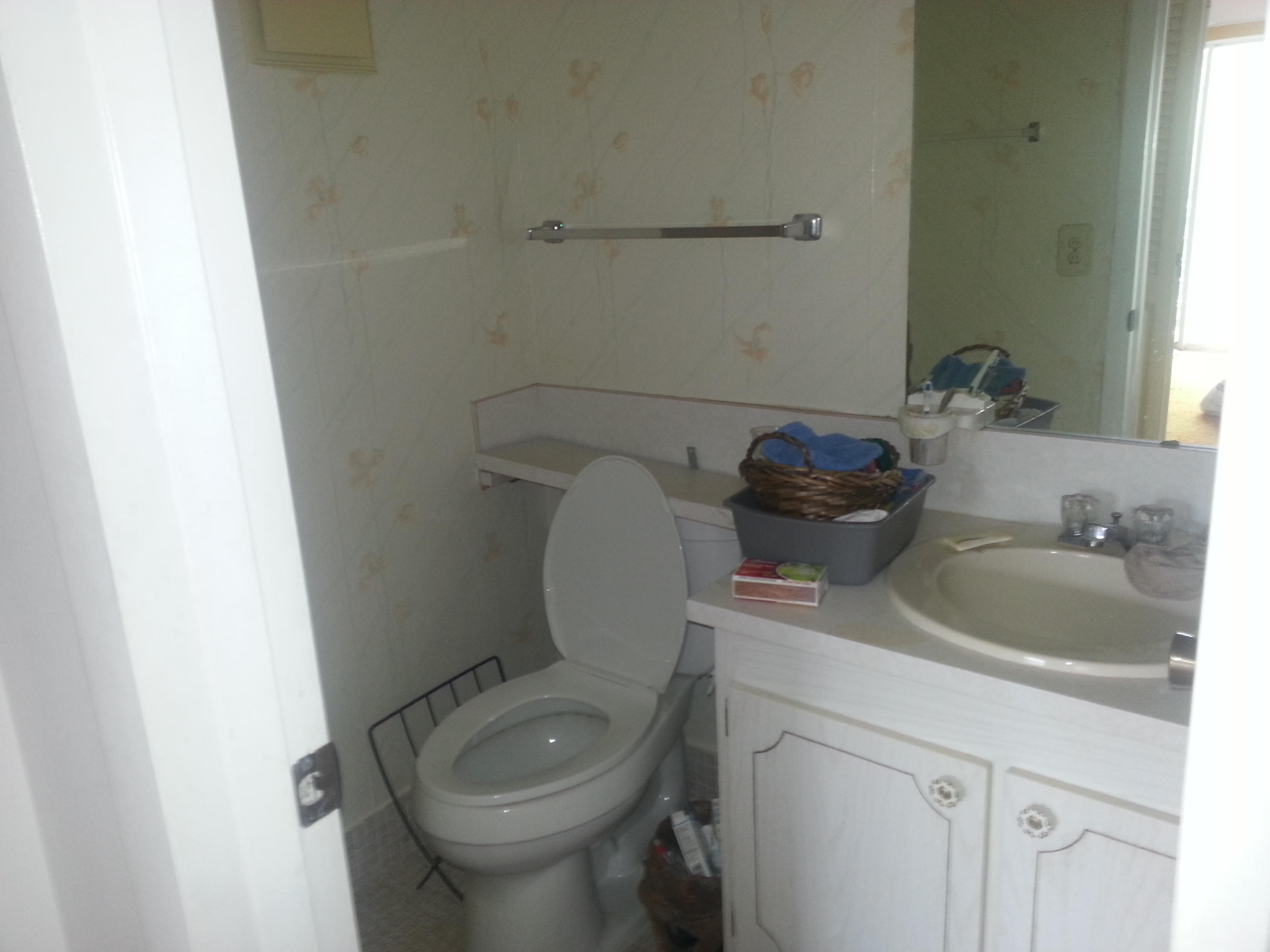 533 Fanshaw North, Unit M Boca Raton, FL 33434 - Photo 6 of 6 Second bath