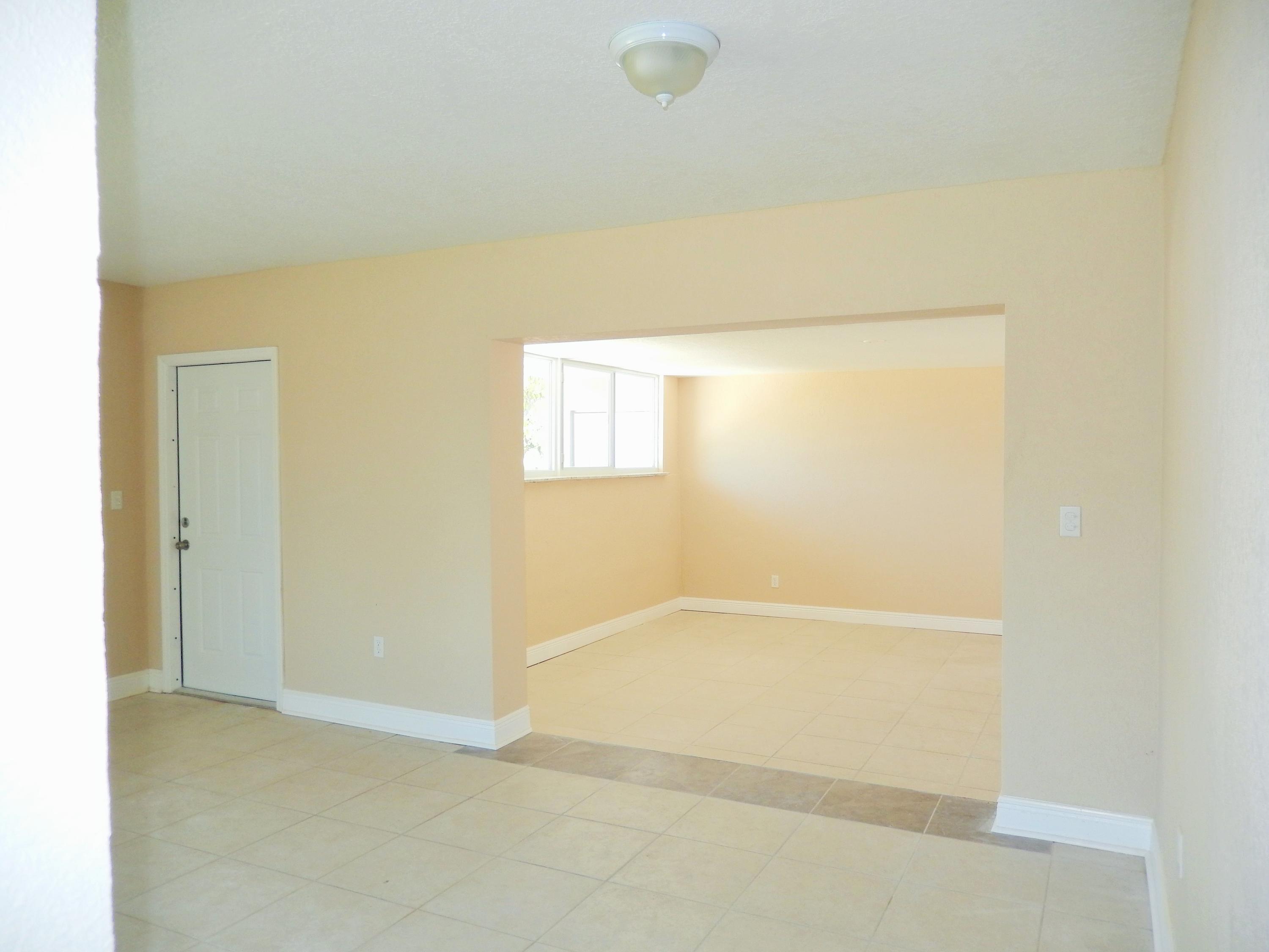 313 Pinehurst Road Palm Springs, FL 33461 - Photo 10 of 24 living area