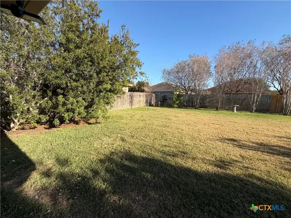 a view of back yard of the house