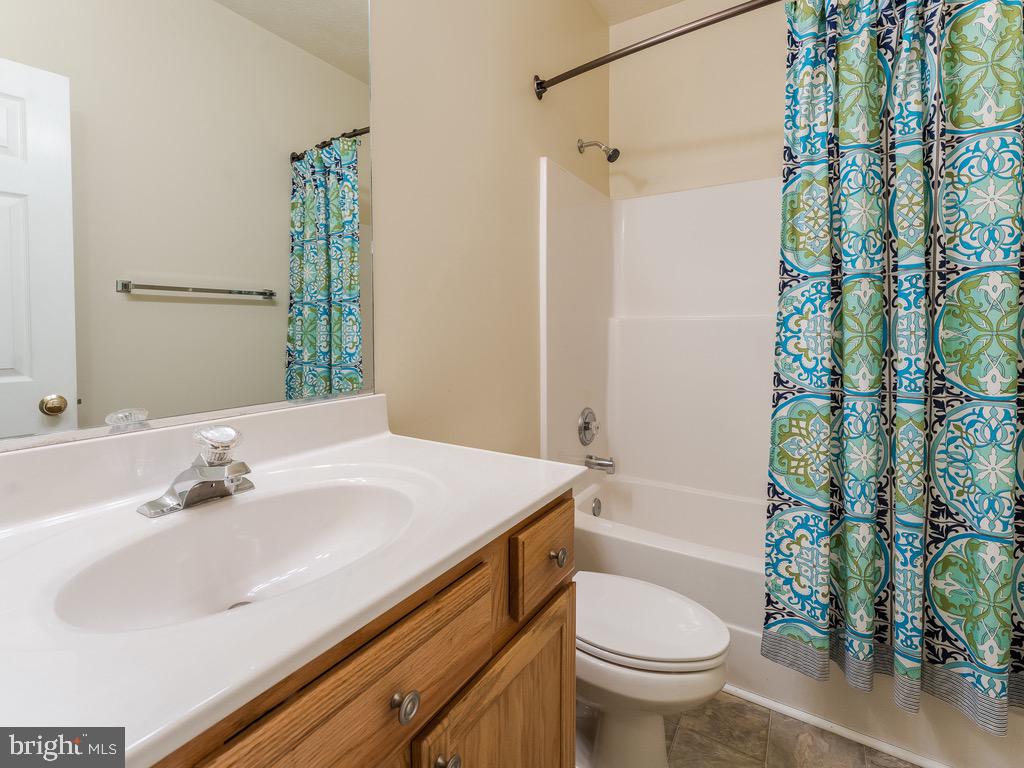 235 Cedar Ridge Drive Ruther Glen, VA 22546 - Photo 18 of 27 Upper level hall bath.
