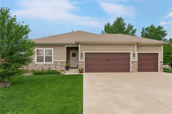 $444,900 | 424 East Pawnee Lane, Gardner, KS 66030