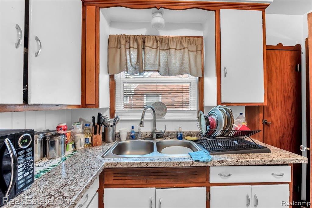 2022 Vernier Road Grosse Pointe Woods, MI 48236 - Photo 25 of 40