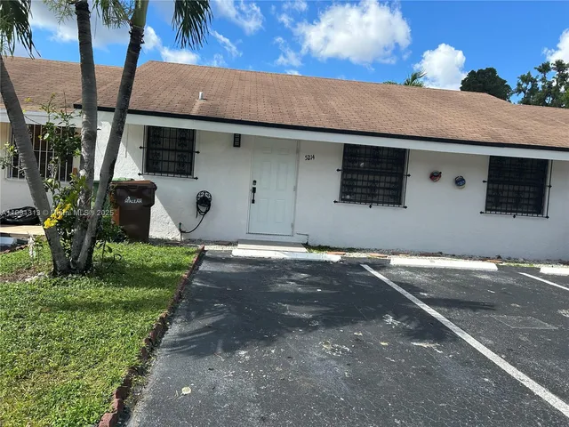 $2,800 | 5214 West 24th Way, Unit 18D, Hialeah, FL 33016