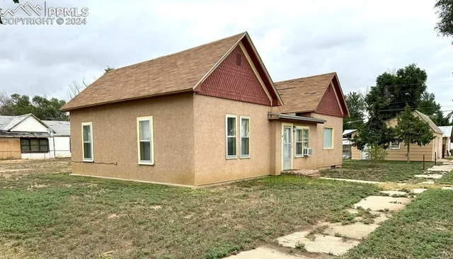 a view of a livingroom with a ceiling fan and window