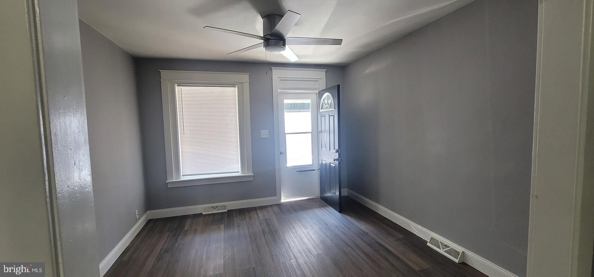 603 Maple Street Reading, PA 19602 - Photo 3 of 25 Livingroom space