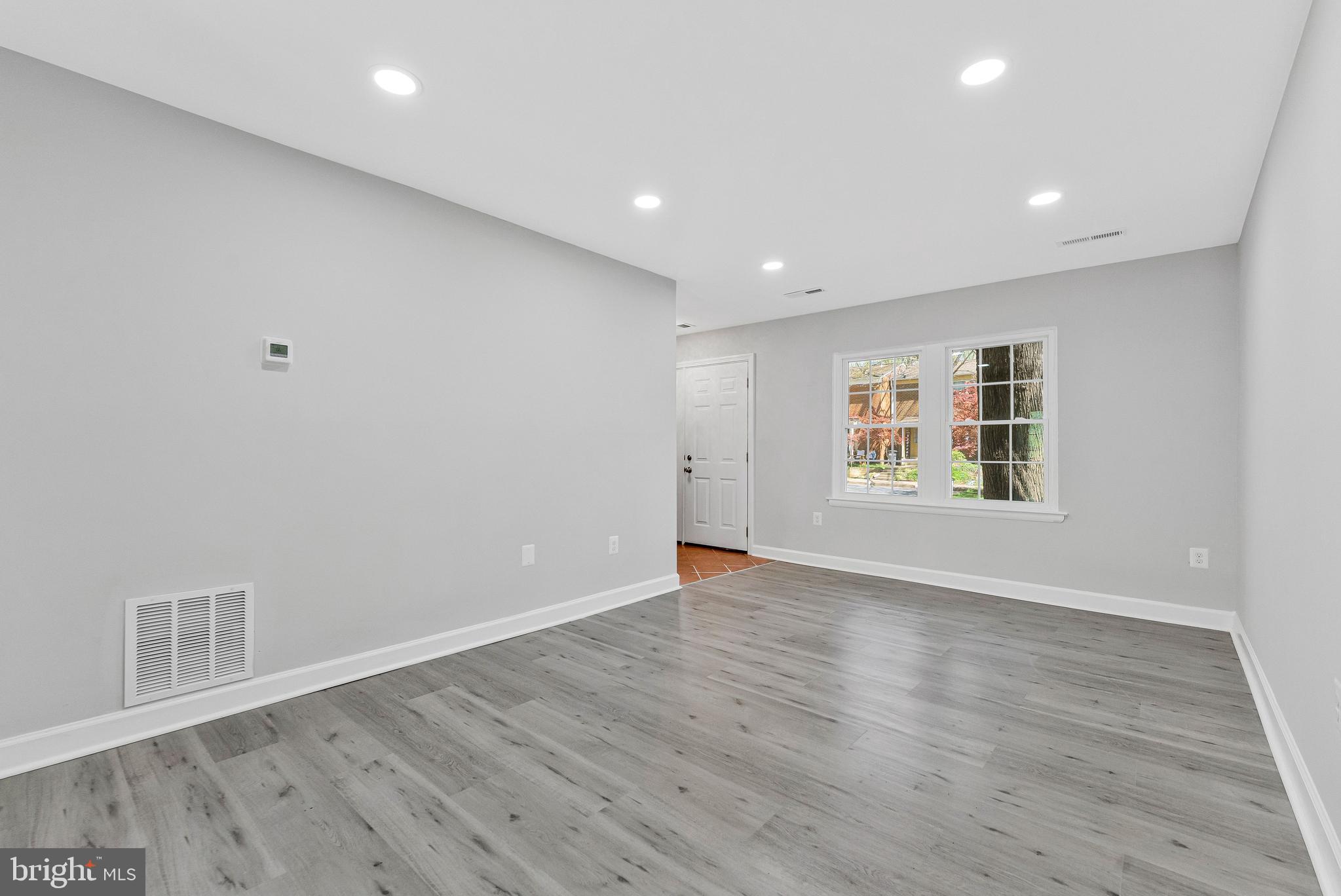 2254 Gunsmith Square Reston, VA 20191 - Photo 11 of 41 Large Living Room