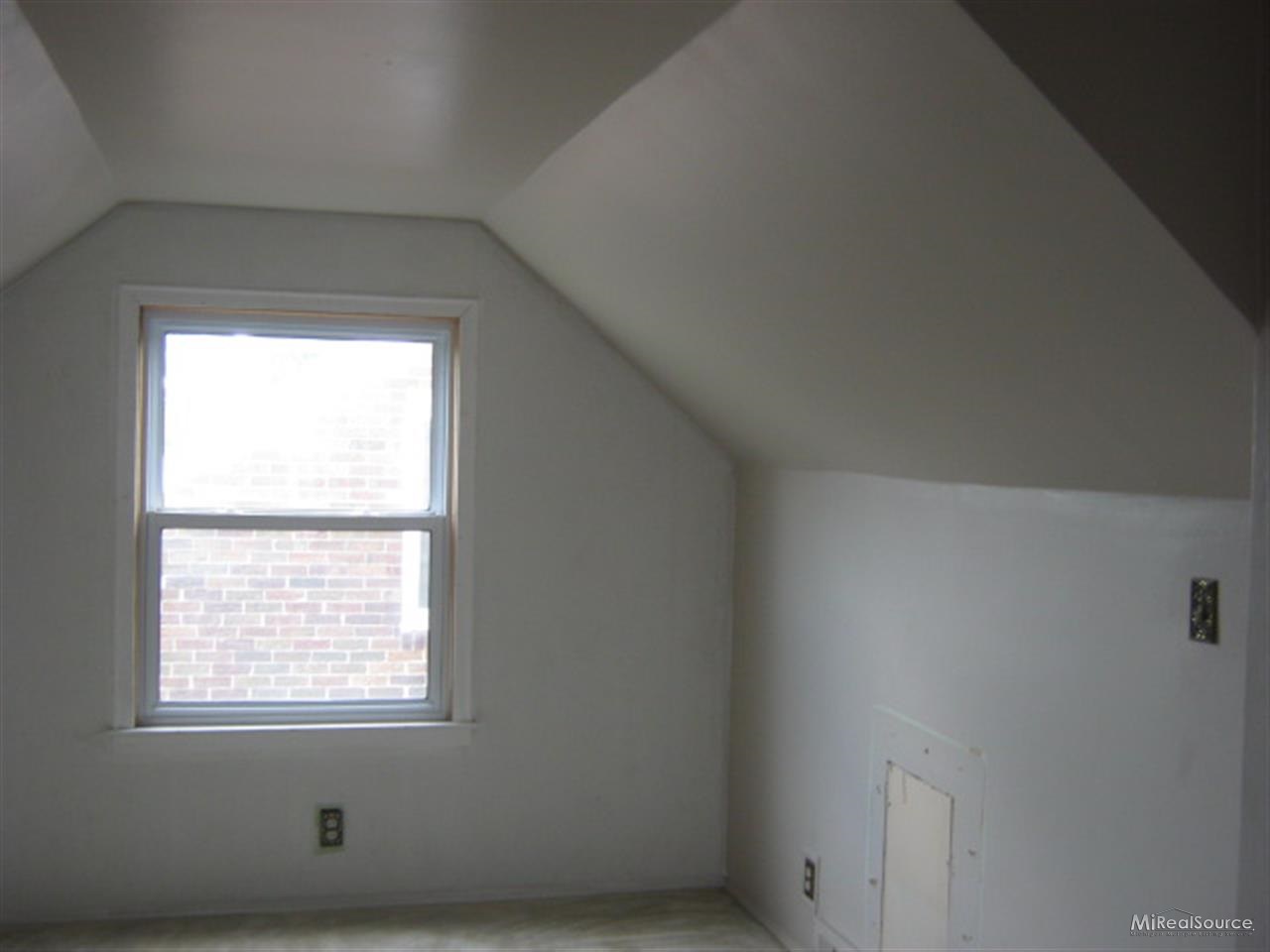 22010 Moross Road Grosse Pointe, MI 48236 - Photo 10 of 15 31159643-9.JPG