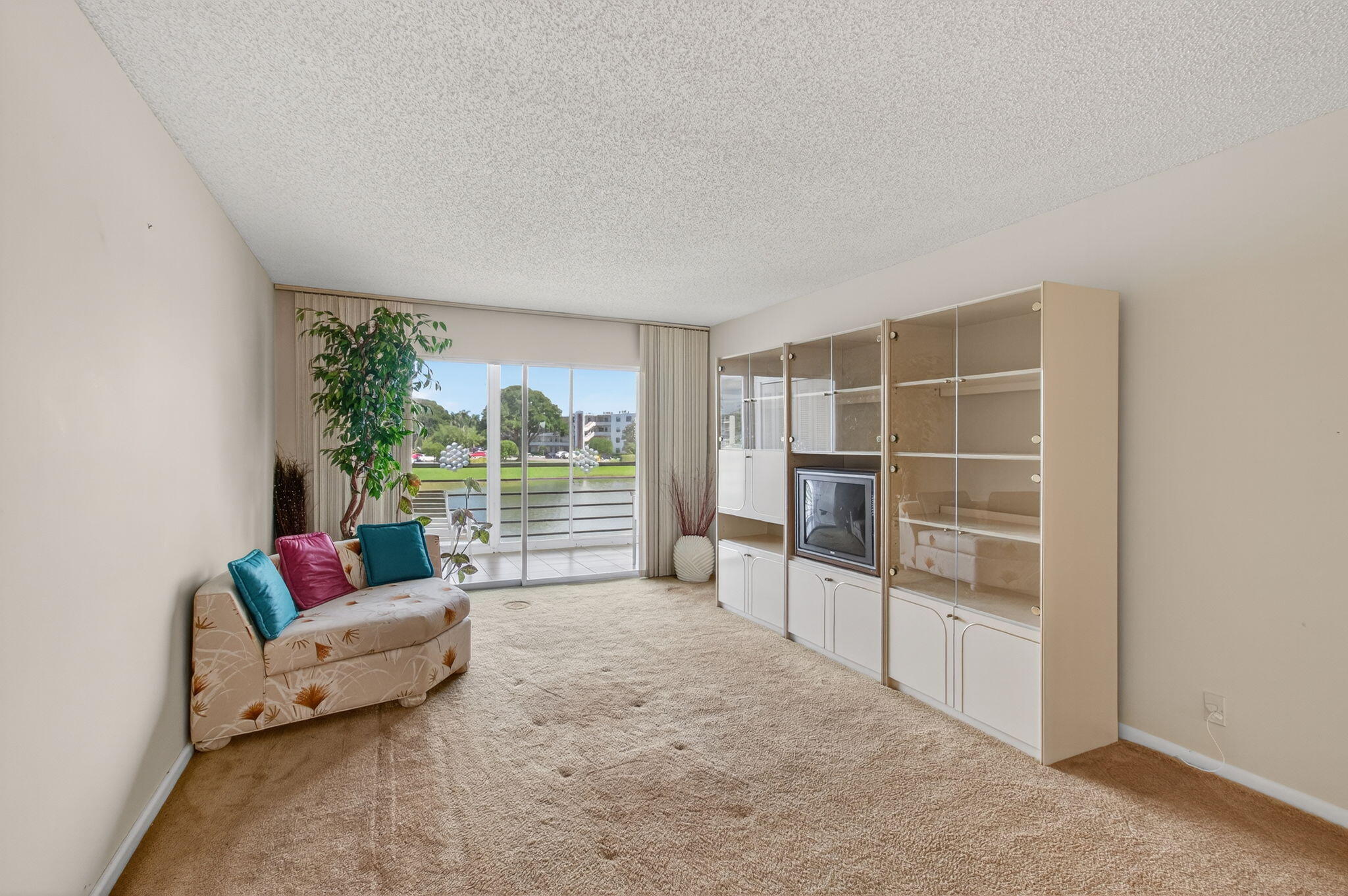 2001 Guildford East Boca Raton, FL 33434 - Photo 15 of 101 15-web-or-mls-DSC_0605