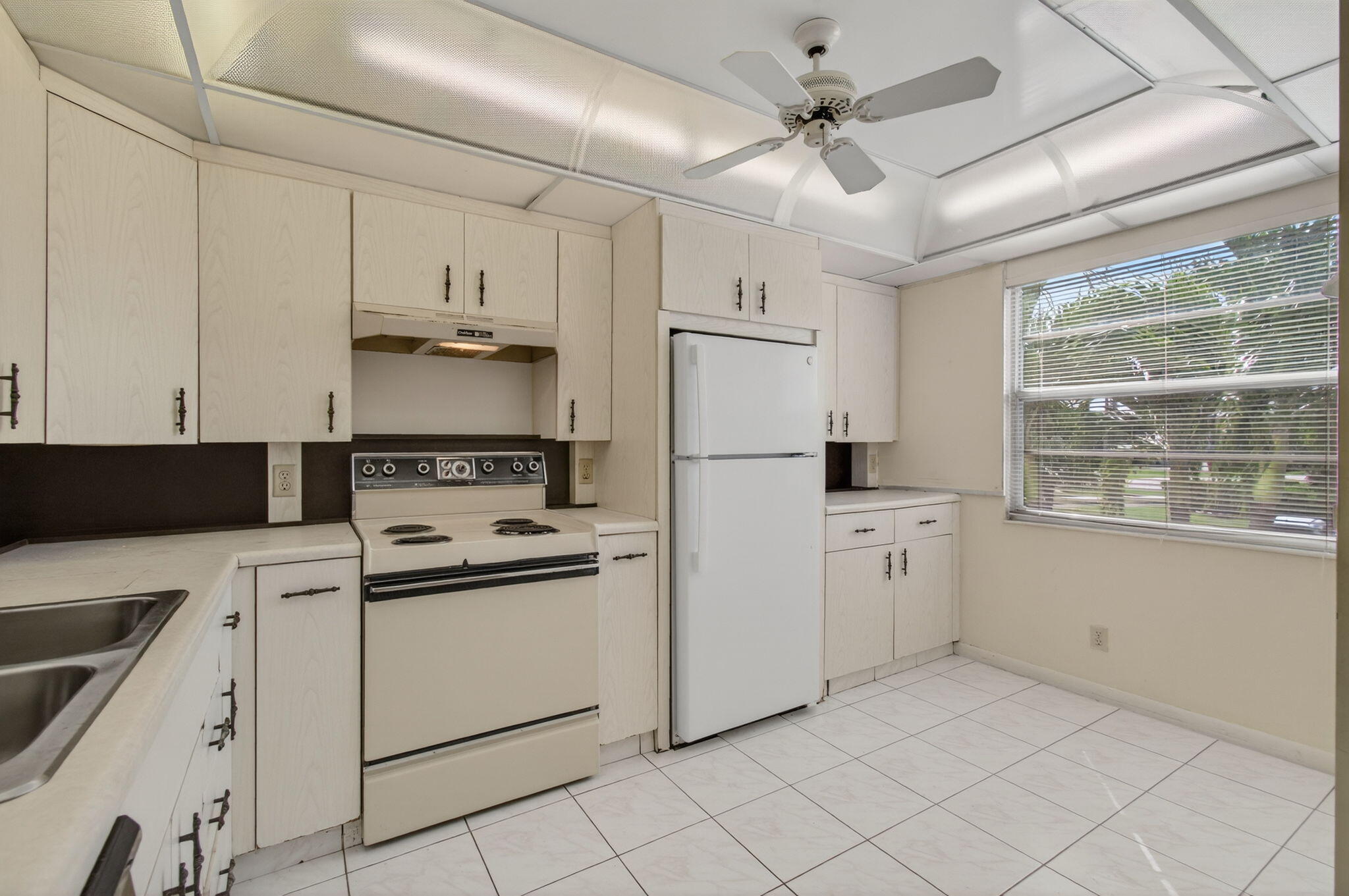 2001 Guildford East Boca Raton, FL 33434 - Photo 33 of 101 33-web-or-mls-DSC_0769