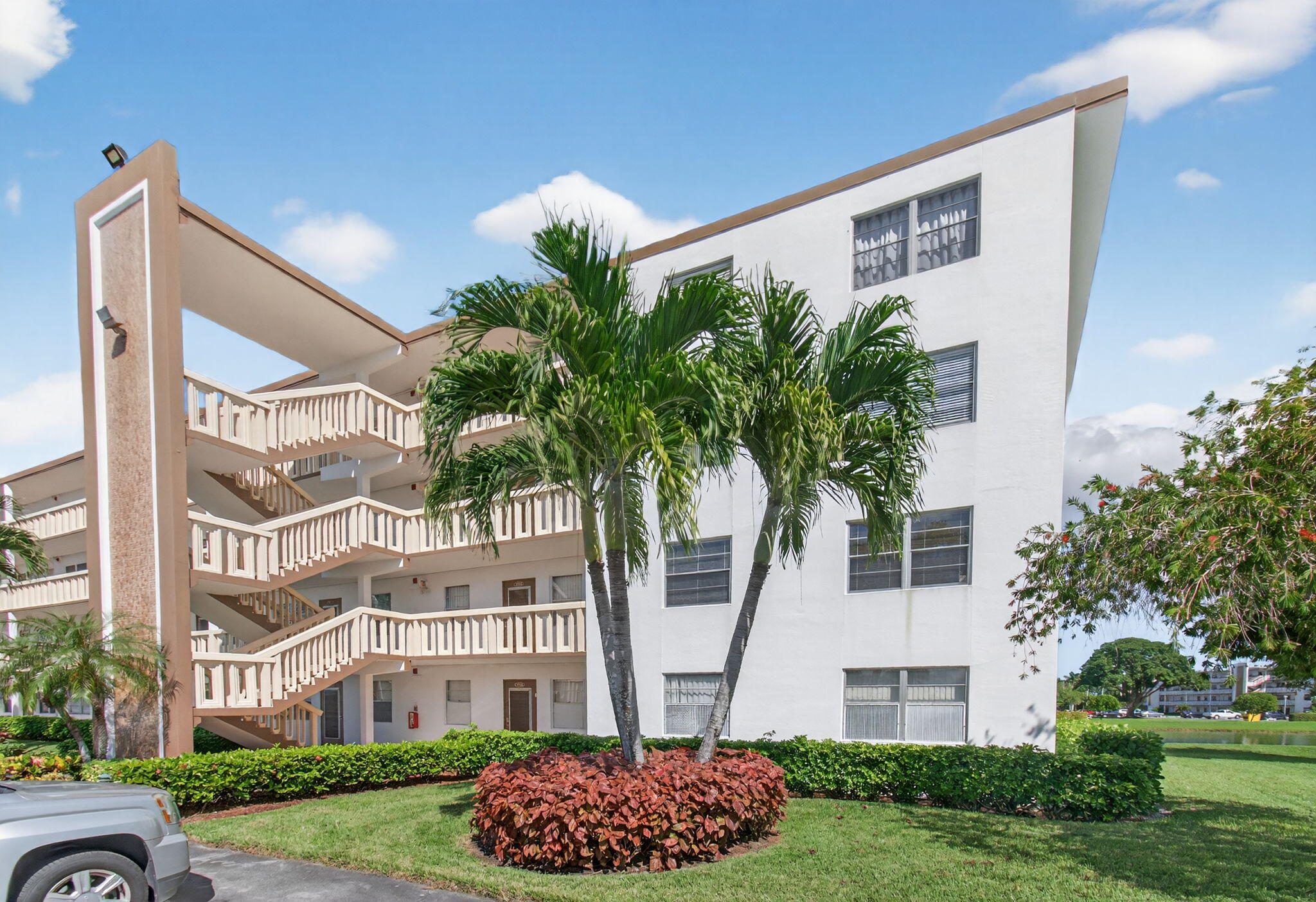 2001 Guildford East Boca Raton, FL 33434 - Photo 5 of 101 4-web-or-mls-DSC_0441