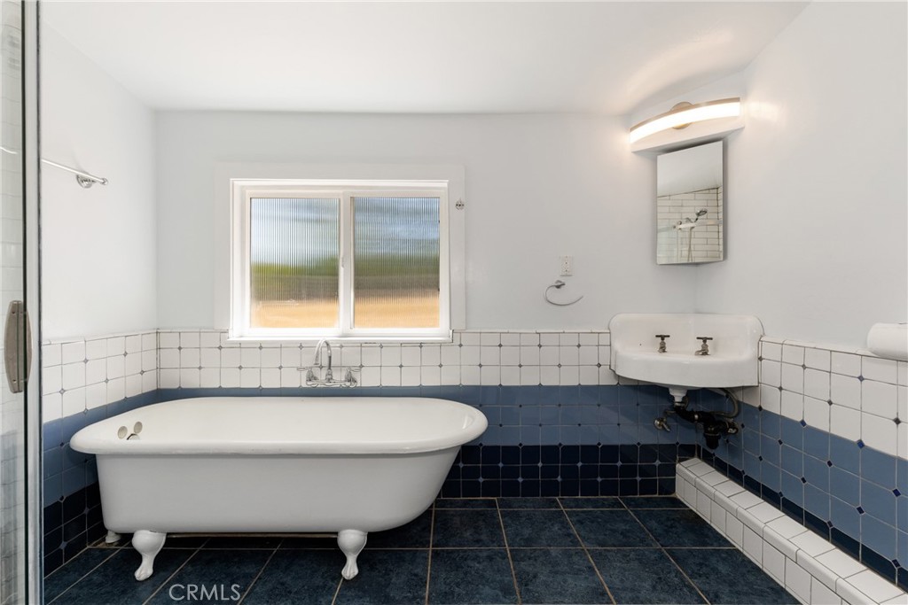7990 San Gabriel Road Atascadero, CA 93422 - Photo 18 of 69 a bathroom with a bathtub and a sink