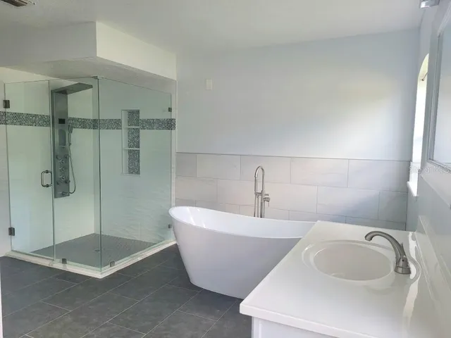 a view of a house with backyard and garden