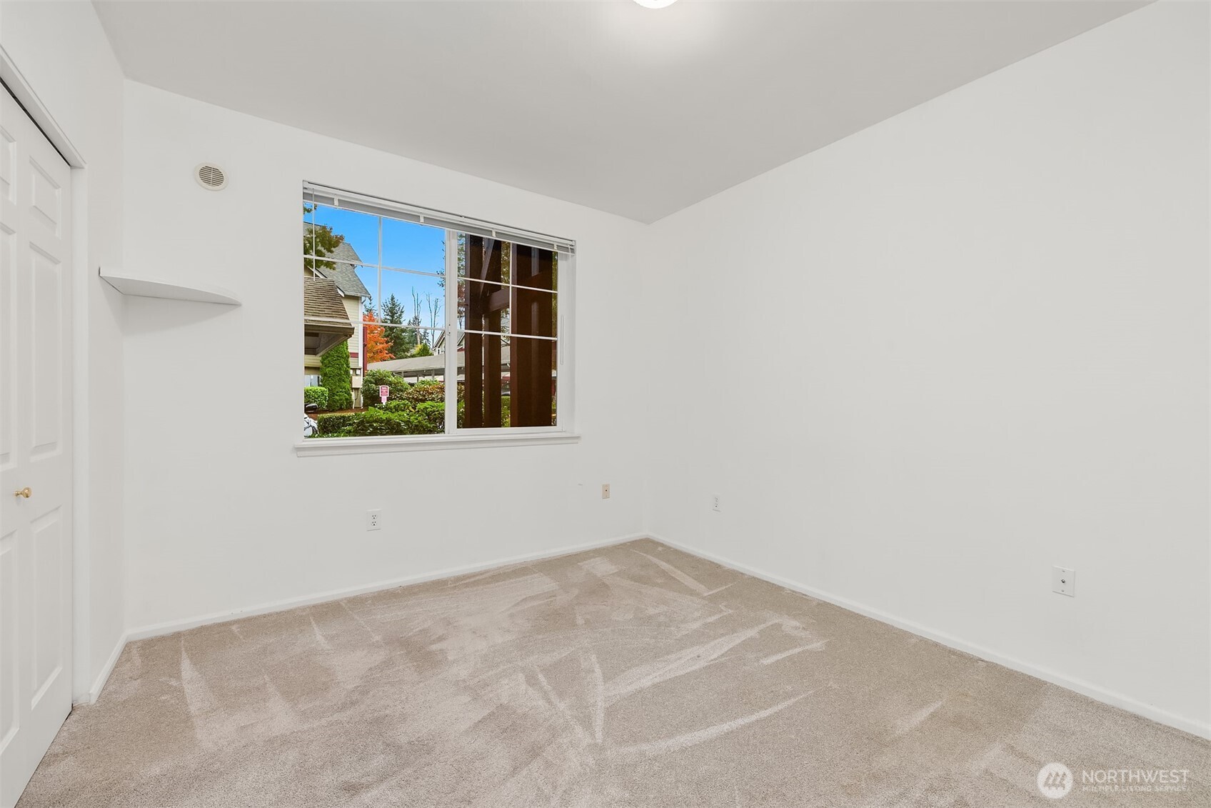 13000 Admiralty Way, Unit L104 Everett, WA 98204 - Photo 14 of 21 a view of an empty room with window