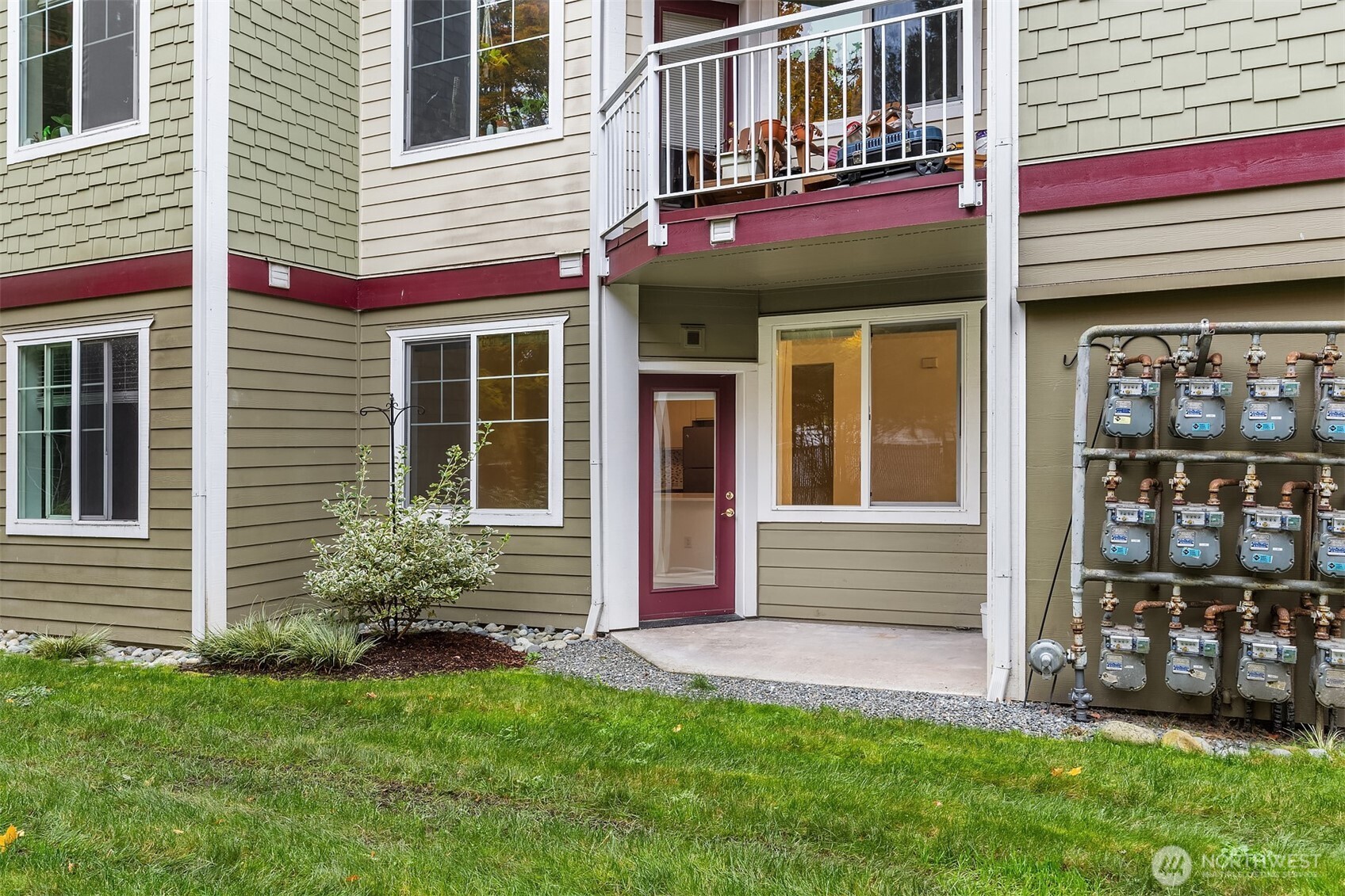 13000 Admiralty Way, Unit L104 Everett, WA 98204 - Photo 18 of 21 a view of a house with a yard and sitting area