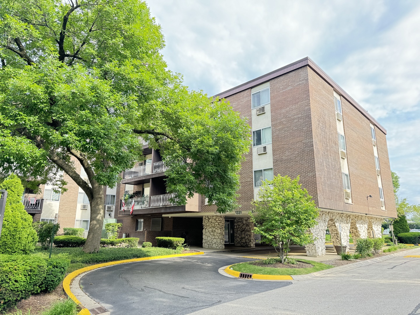 1331 South Finley Road, Unit 420 Lombard, IL 60148 - Photo 1 of 33 Gallery Image 1