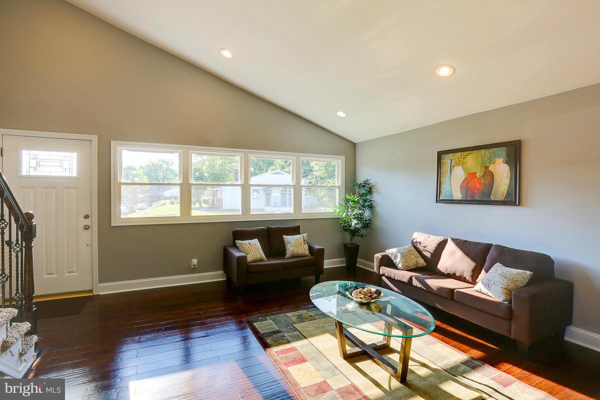 2932 Fairview Road Baltimore, MD 21207 - Photo 5 of 24 Living Room