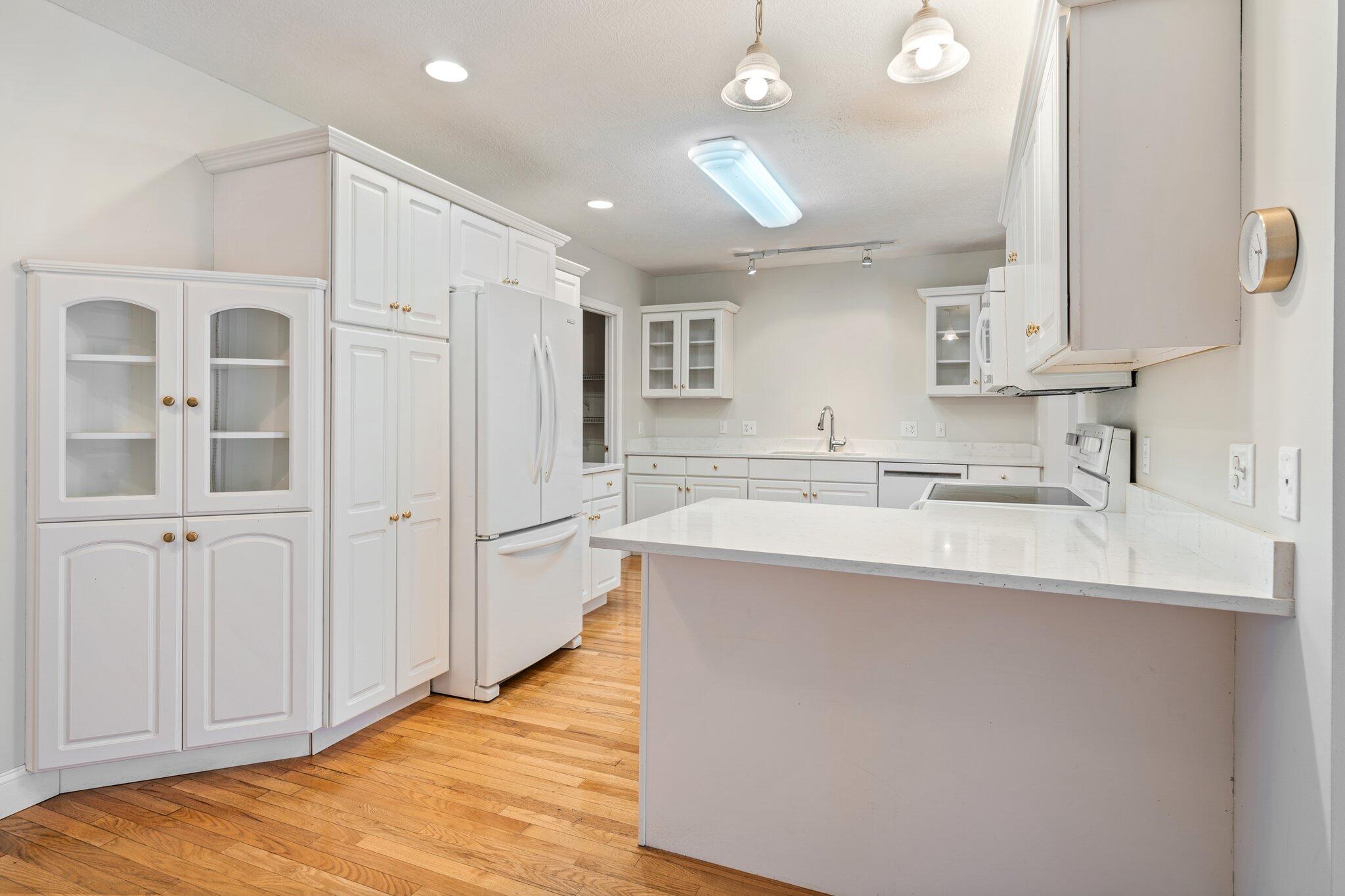 20 Kavanaugh Road, Unit 20 Old Orchard Beach, ME 04064 - Photo 5 of 37 Kitchen with counter seating and