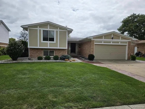 $3,250 | 1830 North Lake Drive, Troy, MI 48083