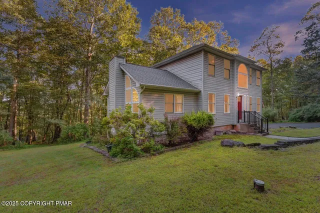 a view of a house with a yard
