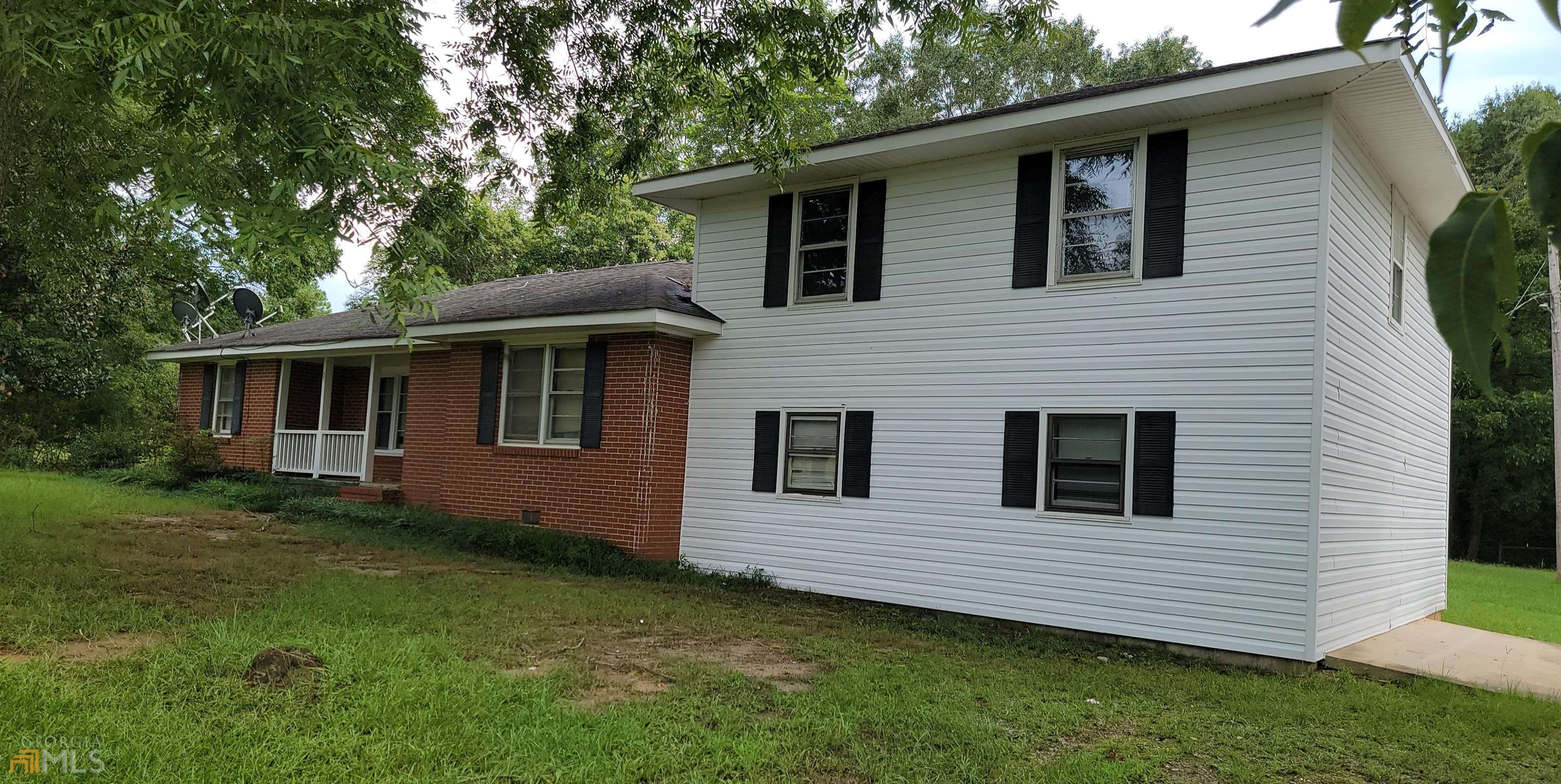 a view of a house with a backyard