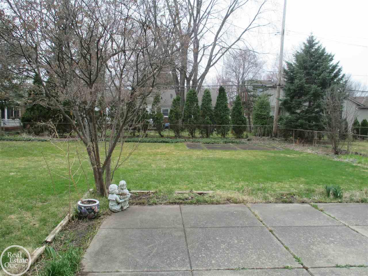 763 Hampton Road Grosse Pointe, MI 48236 - Photo 14 of 16 31244458-13.JPG