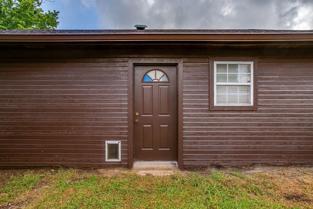 800 Poe Street Azle, TX 76020 - Photo 19 of 31 Workshop side entry