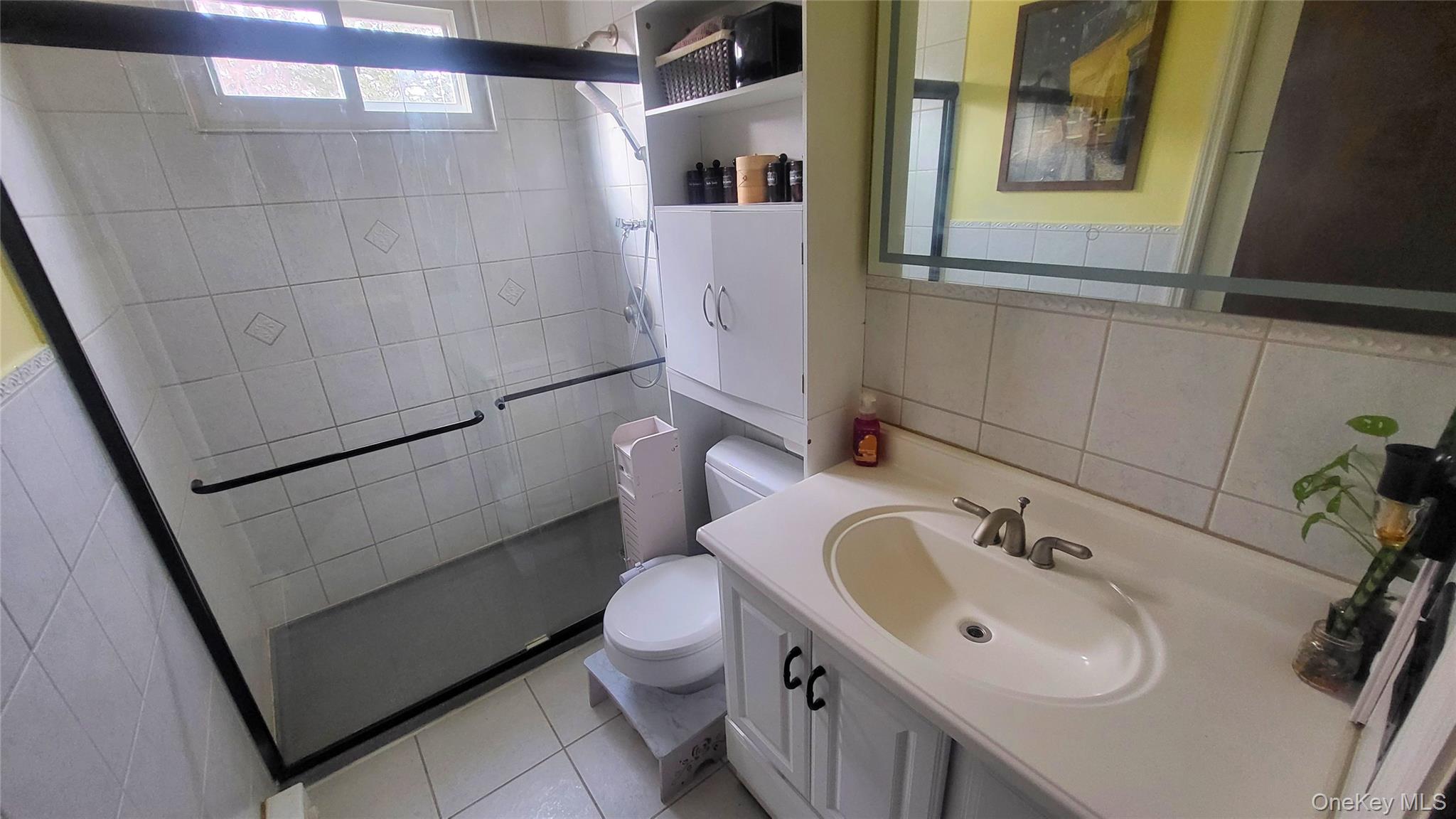 98 Sutton Park Road Poughkeepsie, NY 12603 - Photo 22 of 32 Dual Entry Bath On 2'nd Floor