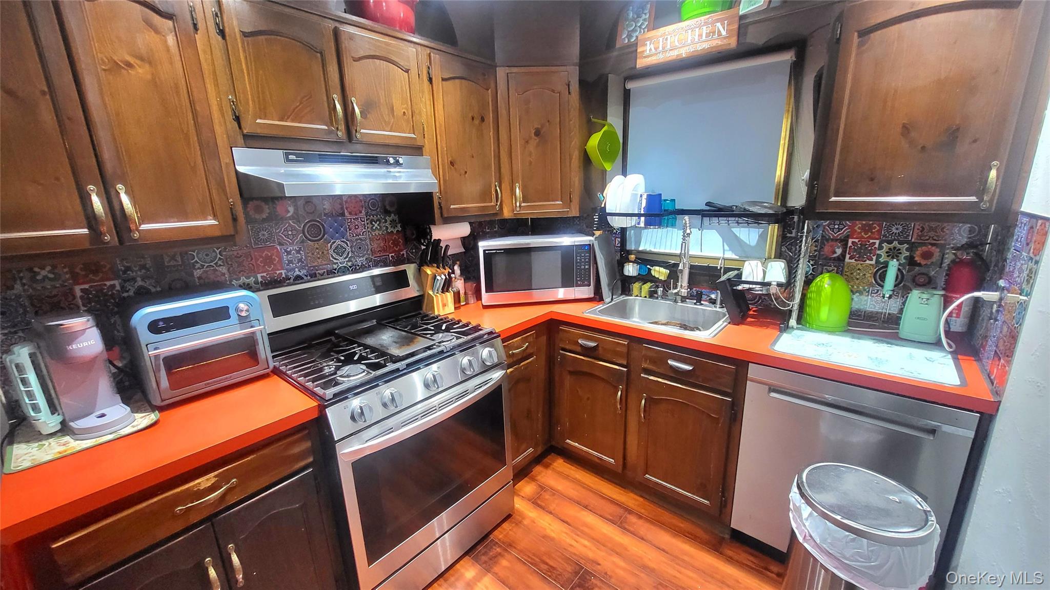 98 Sutton Park Road Poughkeepsie, NY 12603 - Photo 4 of 32