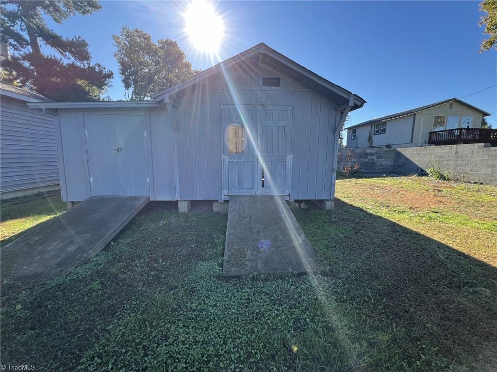 155 Beach Road Lexington, NC 27292 - Photo 5 of 24