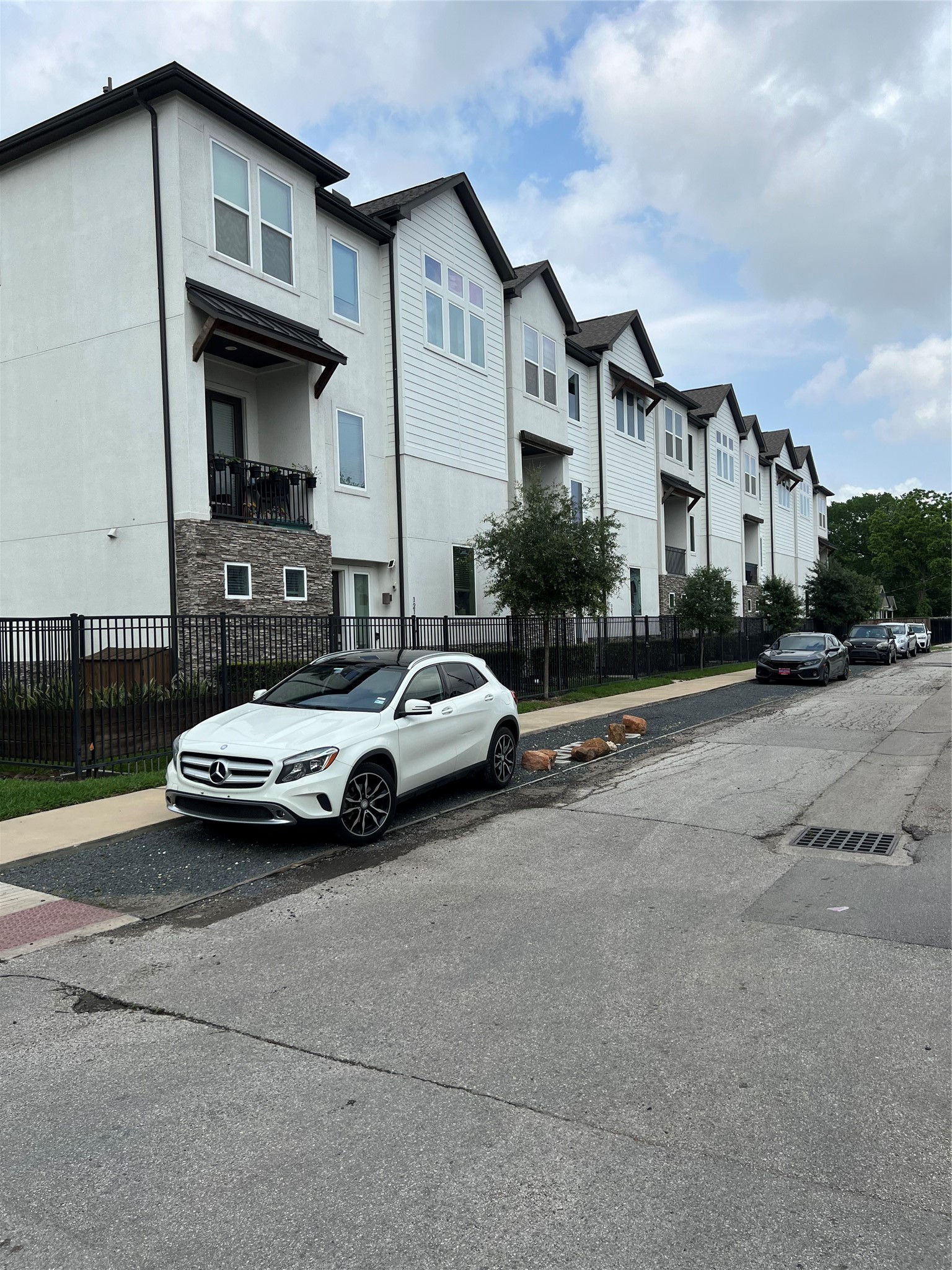 1224 Upton Street Houston, TX 77020 - Photo 3 of 48 Additional parking for guest