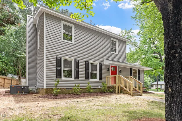 a view of a house with a yard