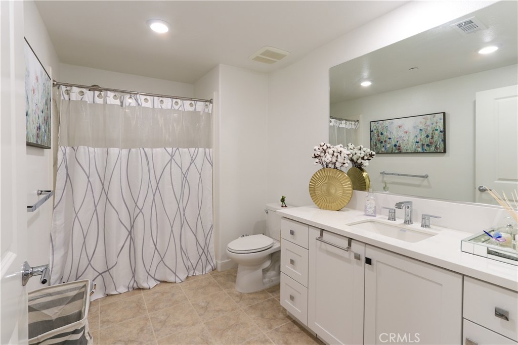 1891 Union Street, Unit 111 Anaheim, CA 92805 - Photo 19 of 35 Second bathroom