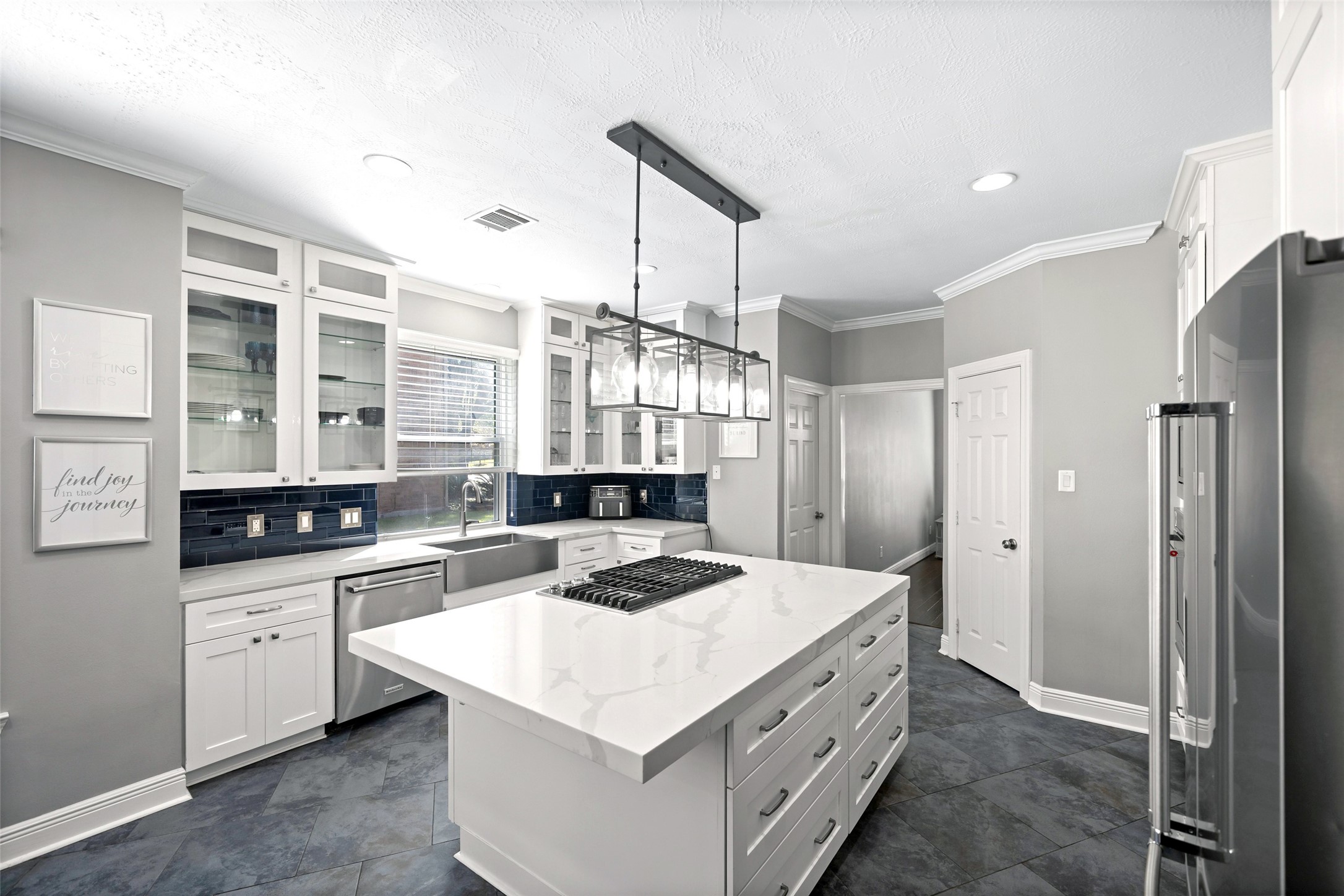 4515 Mulberry Park Lane Kingwood, TX 77345 - Photo 7 of 40 a kitchen with a sink stove and refrigerator