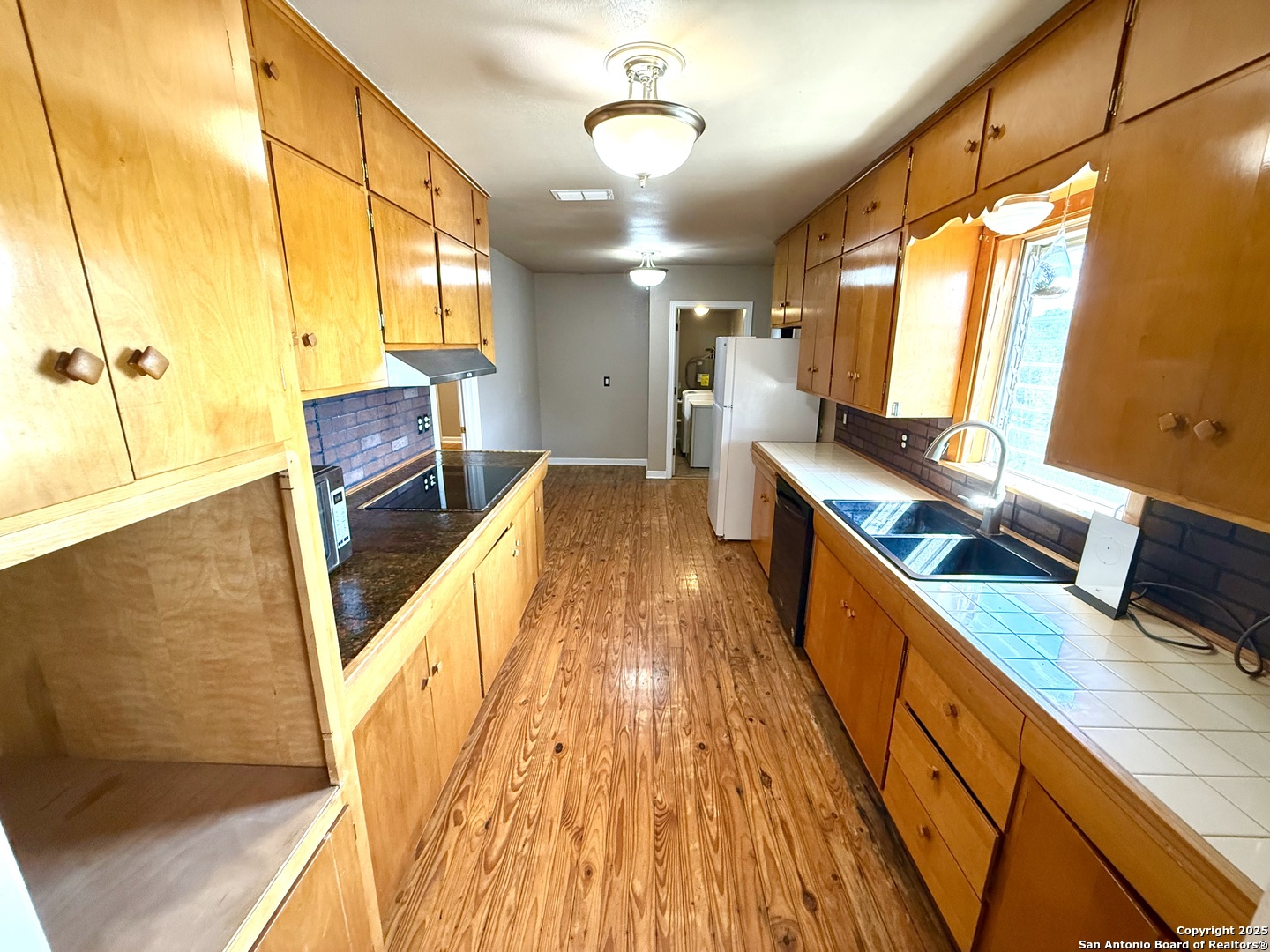 27320 Toutant Beauregard Road Boerne, TX 78006 - Photo 11 of 32 a spacious bathroom with a sink and a mirror