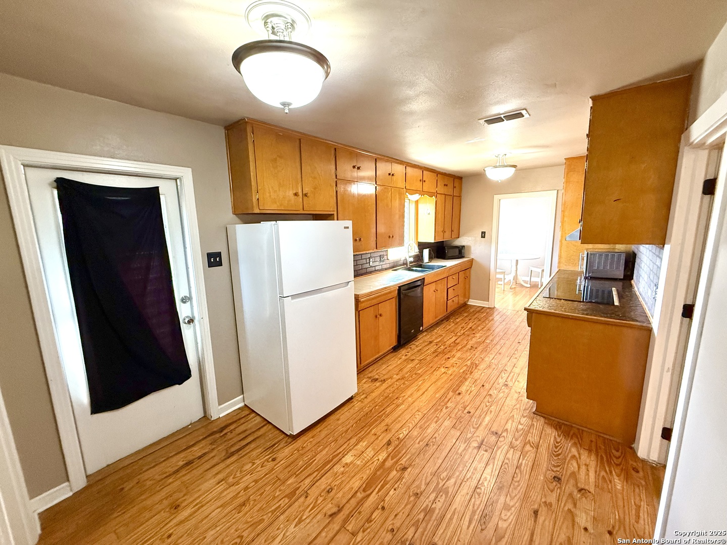 27320 Toutant Beauregard Road Boerne, TX 78006 - Photo 14 of 32 a kitchen with cabinets a refrigerator and a stove