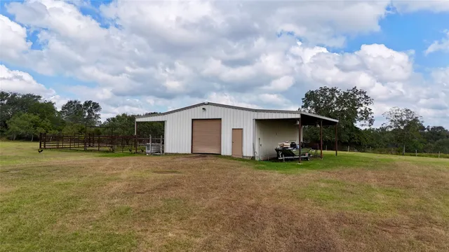 a view of a house with backyard and garden