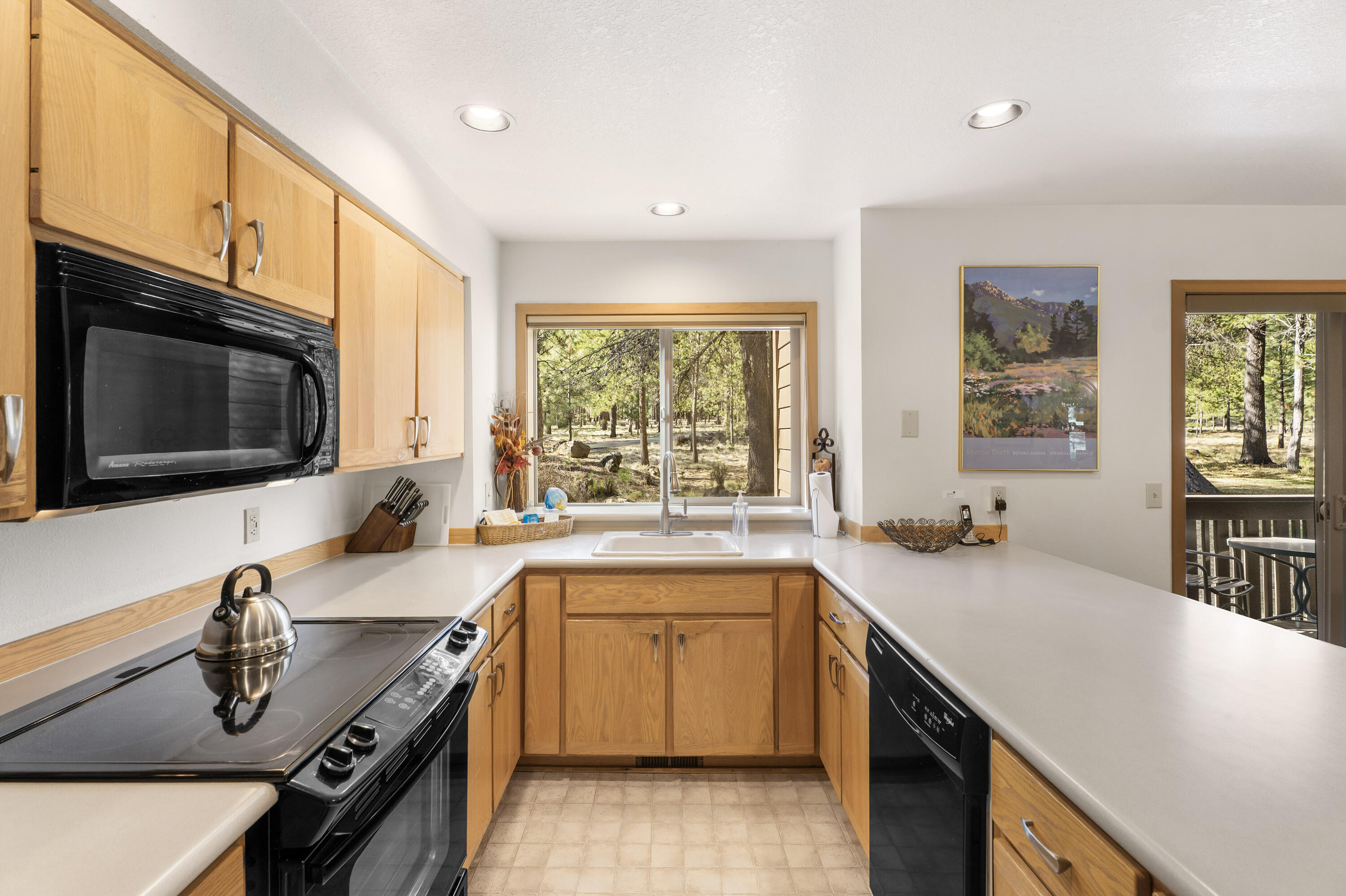 57387 Beaver Ridge Loop, Unit 37 Sunriver, OR 97707 - Photo 9 of 27 18-Kitchen