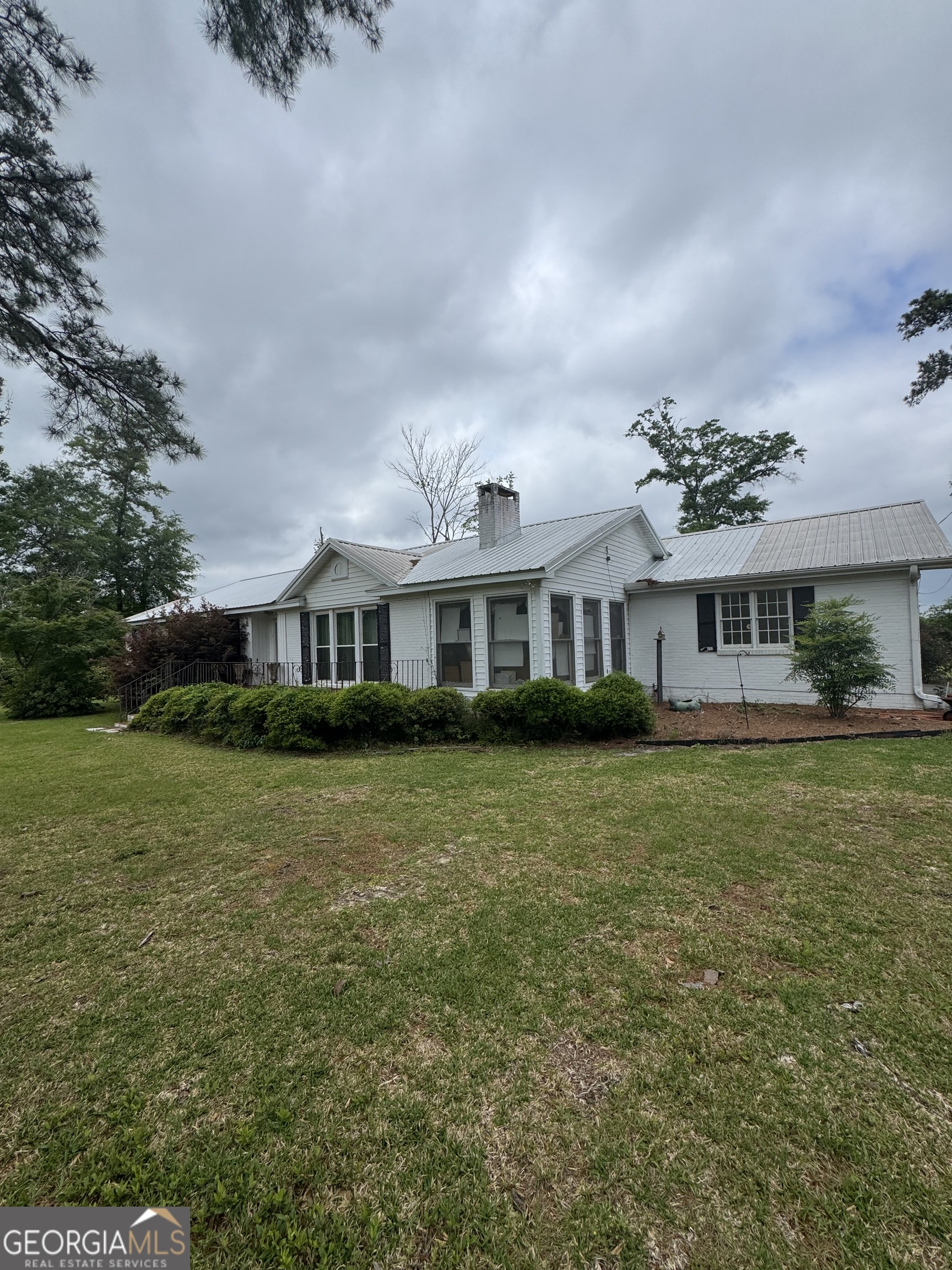 255 Highway 27 Georgetown, GA 39854 - Photo 1 of 16 a front view of a house with a garden