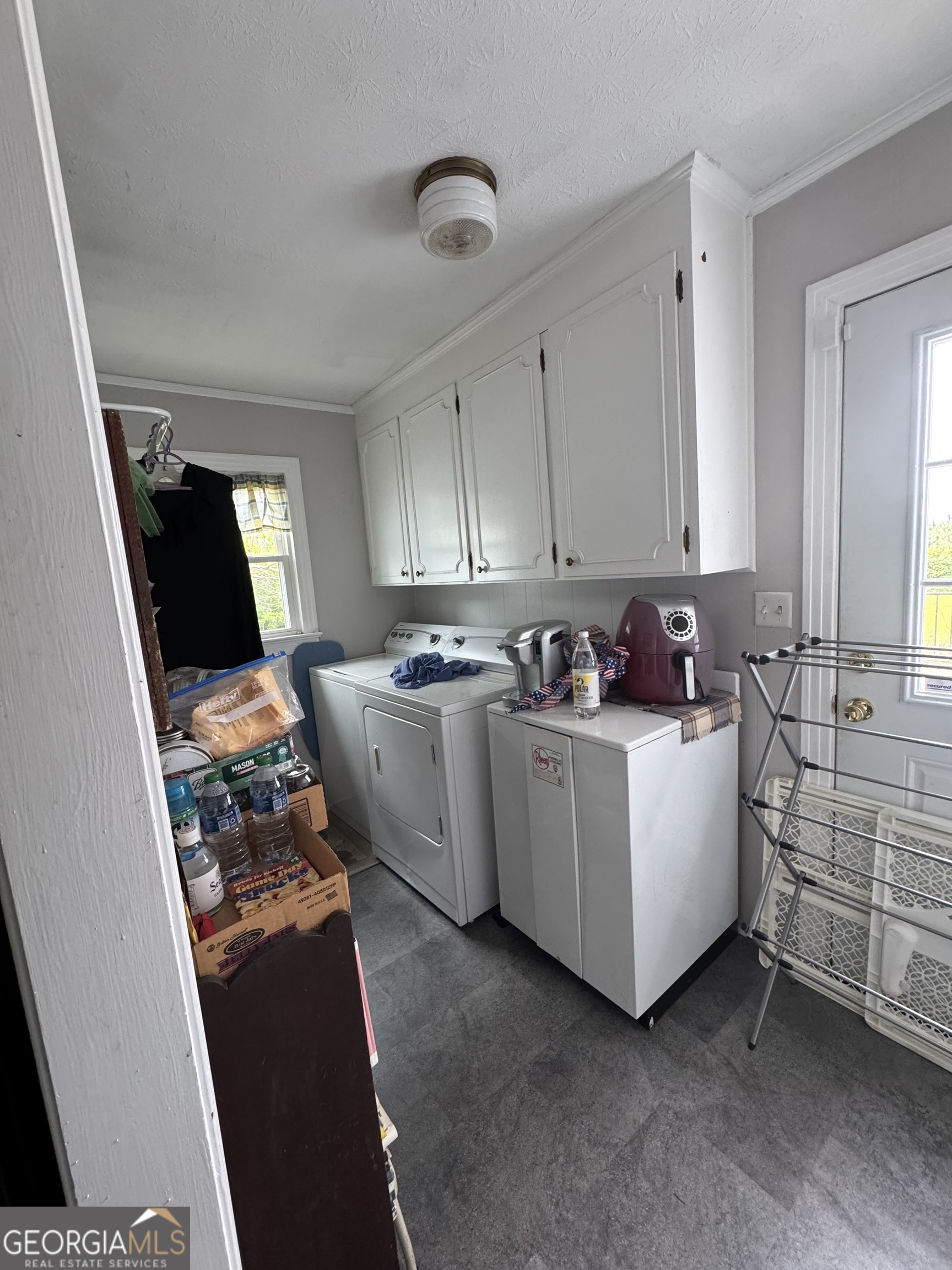 255 Highway 27 Georgetown, GA 39854 - Photo 14 of 16 a room with cabinets and window