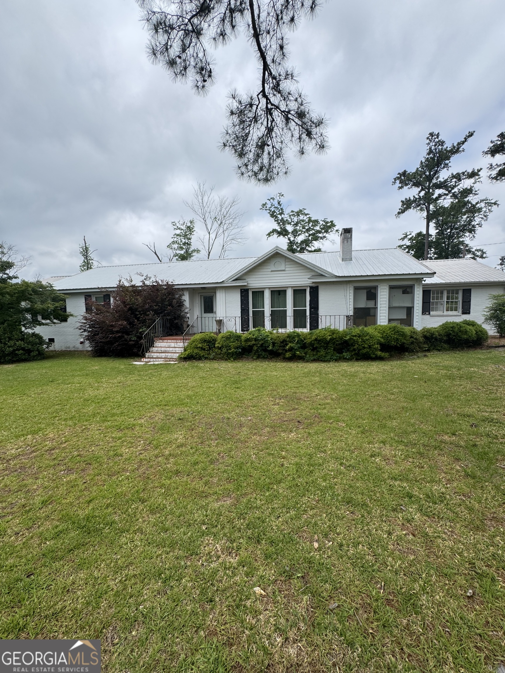 255 Highway 27 Georgetown, GA 39854 - Photo 2 of 16 a front view of a house with garden