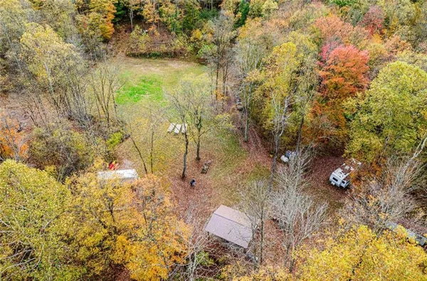 a view of yard with green space