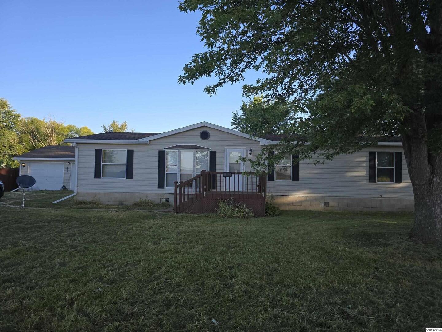 1103 East Main Augusta, IL 62311 - Photo 22 of 27 a front view of a house with garden
