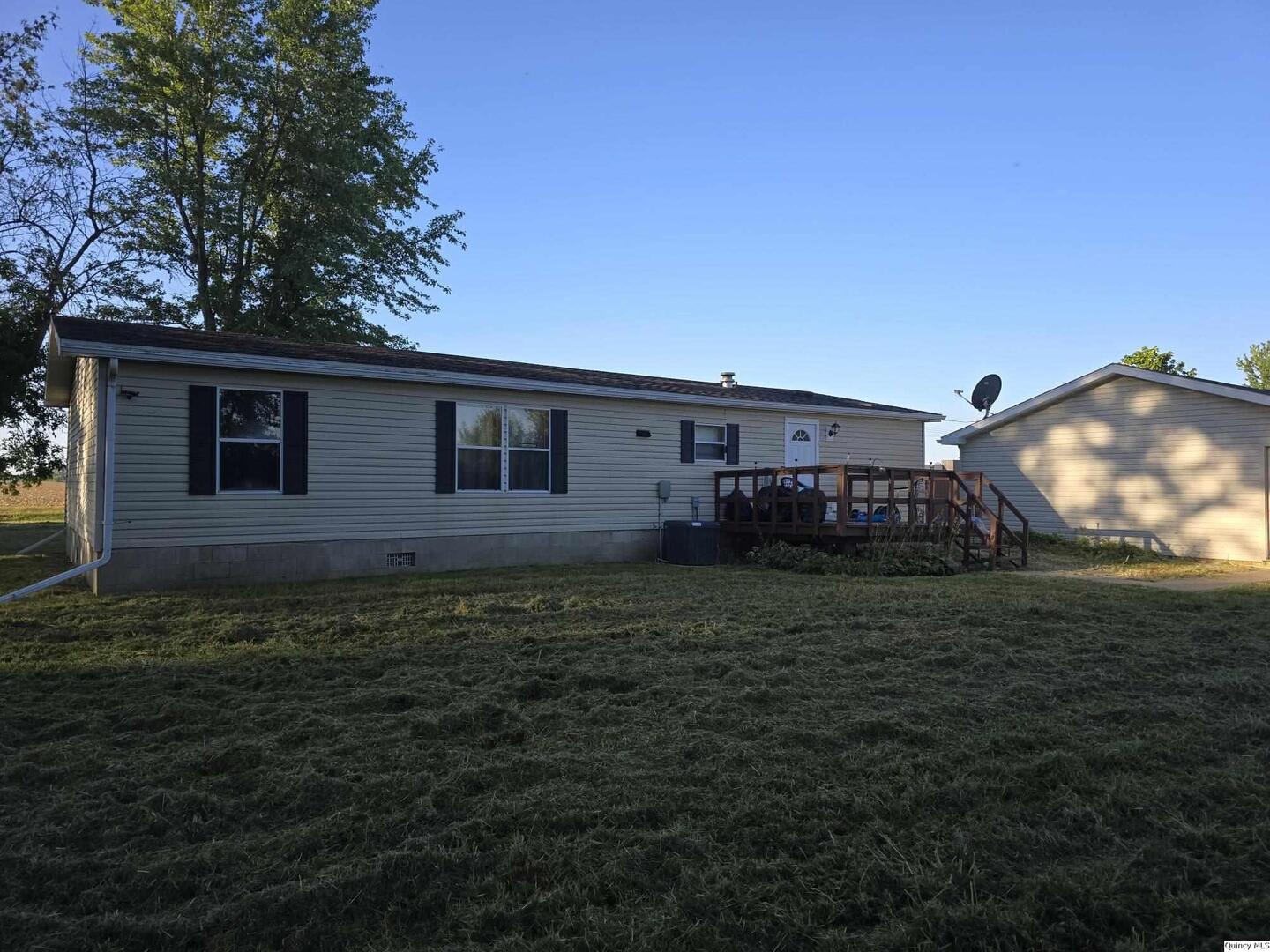 1103 East Main Augusta, IL 62311 - Photo 23 of 27 a house view with a garden space