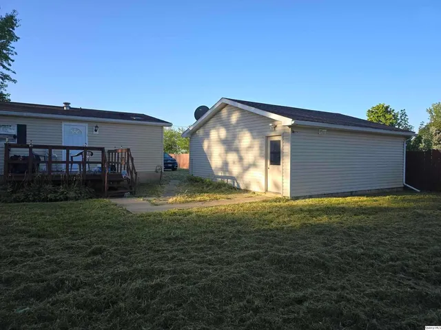 a view of a house with backyard and garden