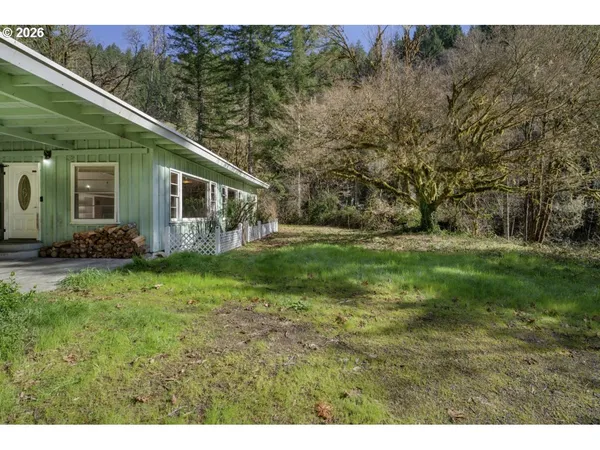 a view of a house with backyard and garden