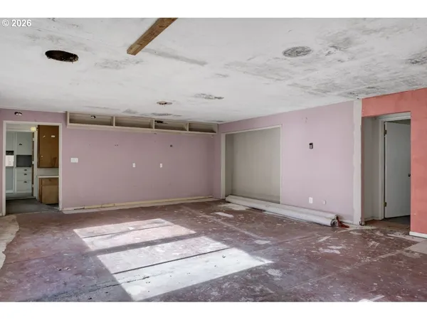 a view of empty room with window