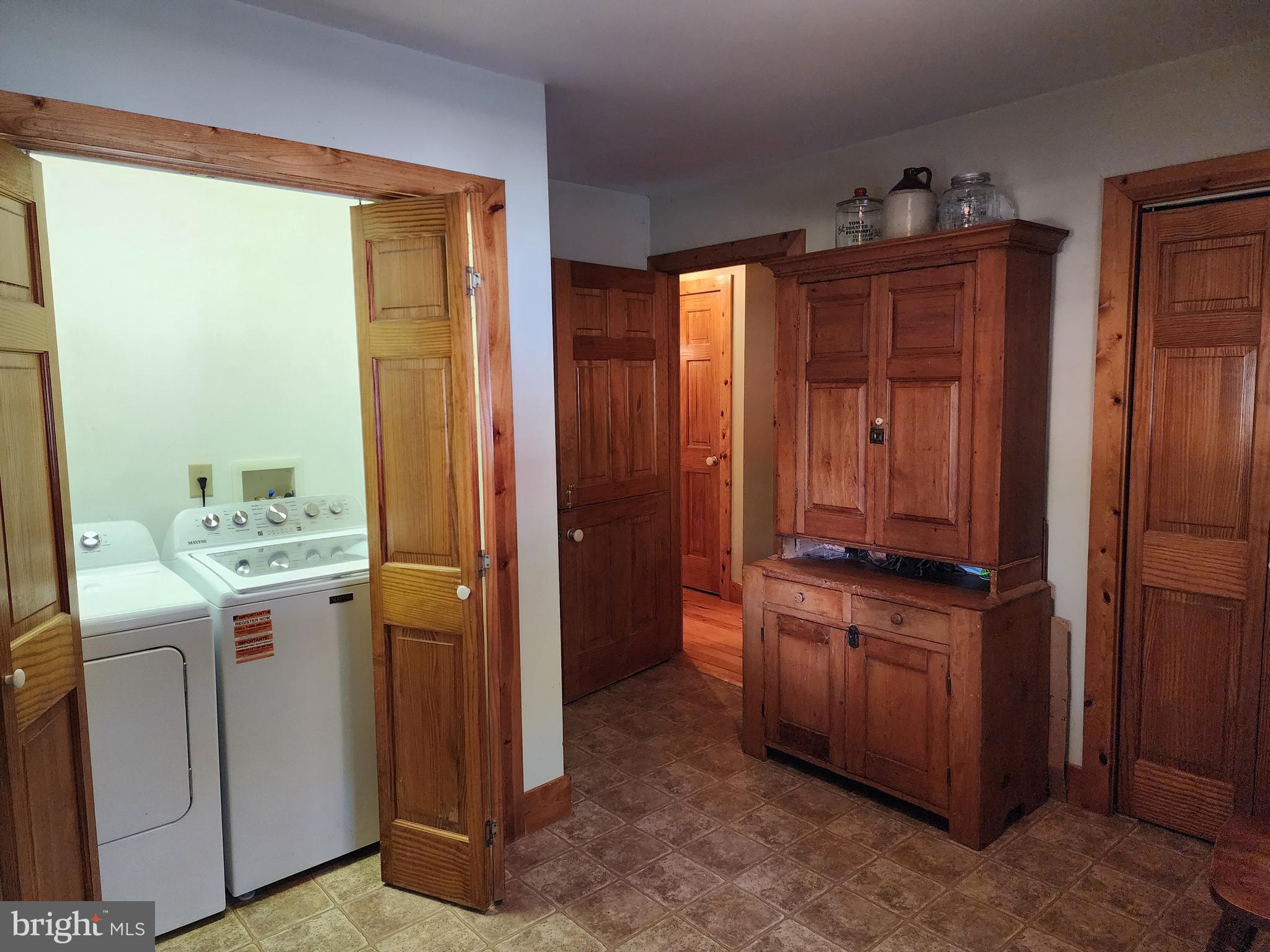 14847 White Oak Ridge Hancock, MD 21750 - Photo 37 of 101 1st Floor Laundry Mudd Room