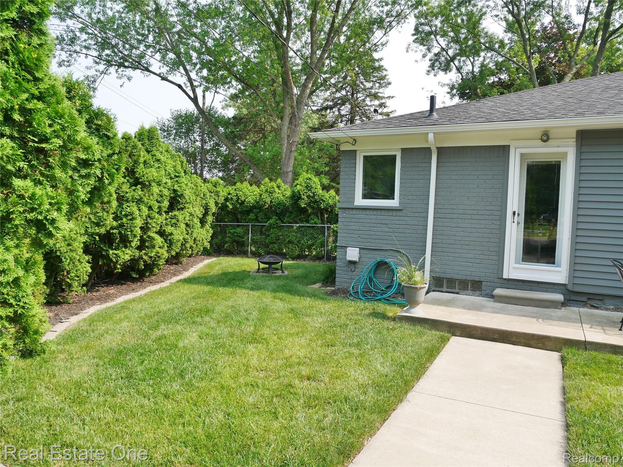 18810 Beverly Road Franklin, MI 48025 - Photo 20 of 27 yard.JPG