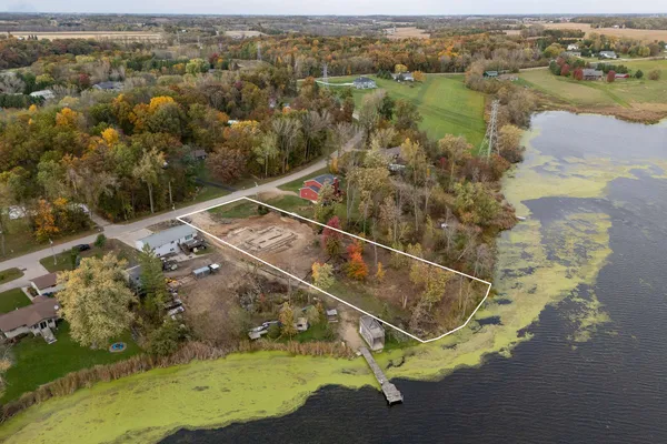 $724,900 | W647 Oak Shore, Fall River, WI 53932